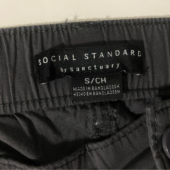 NWOT Women's Gray Shorts - Picture 6 of 6